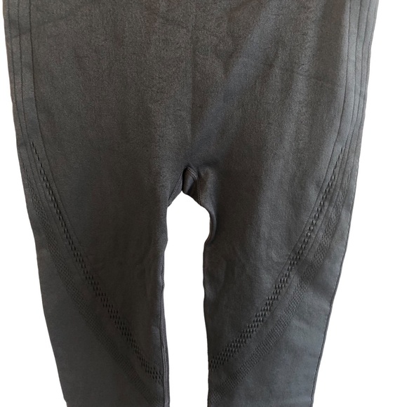Fabletics Gray Seamless Capri Exercise Gym Activewear Leggings Size Large - Picture 3 of 8
